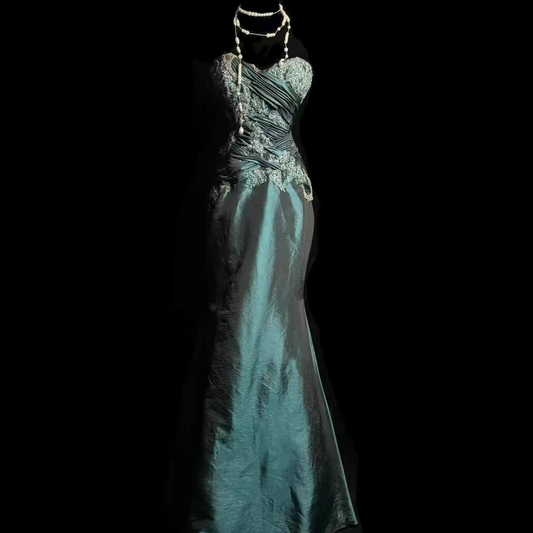 Robe de soirée sirène en satin avec appliques et décolleté en cœur J6654