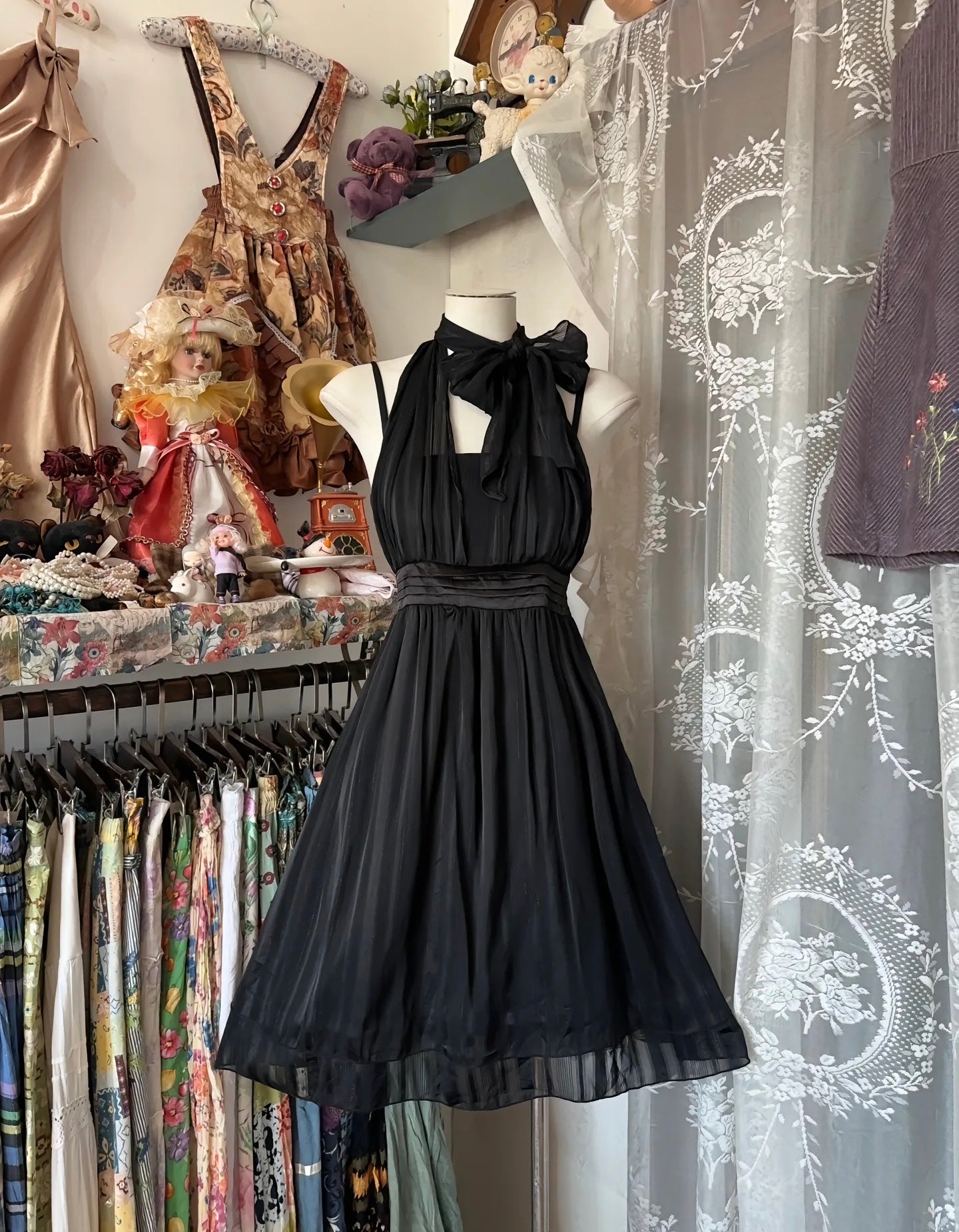 Robe courte noire trapèze en mousseline de soie J6668