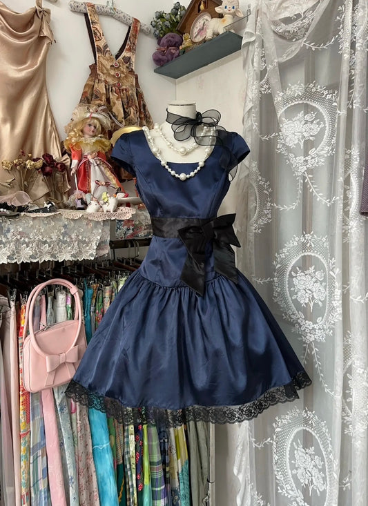 Robe courte en satin bleu marine coupe trapèze J6670