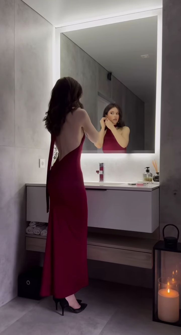 Sexy Meerjungfrau Neckholder Satin Burgunderrot Ballkleider Langes Partykleid J6718