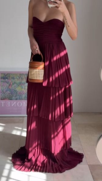 Robe de soirée longue plissée en mousseline de soie bordeaux sans bretelles J6734