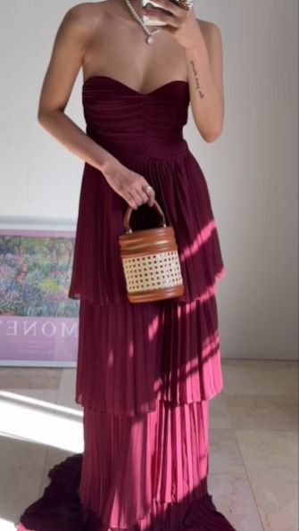 Robe de soirée longue plissée en mousseline de soie bordeaux sans bretelles J6734