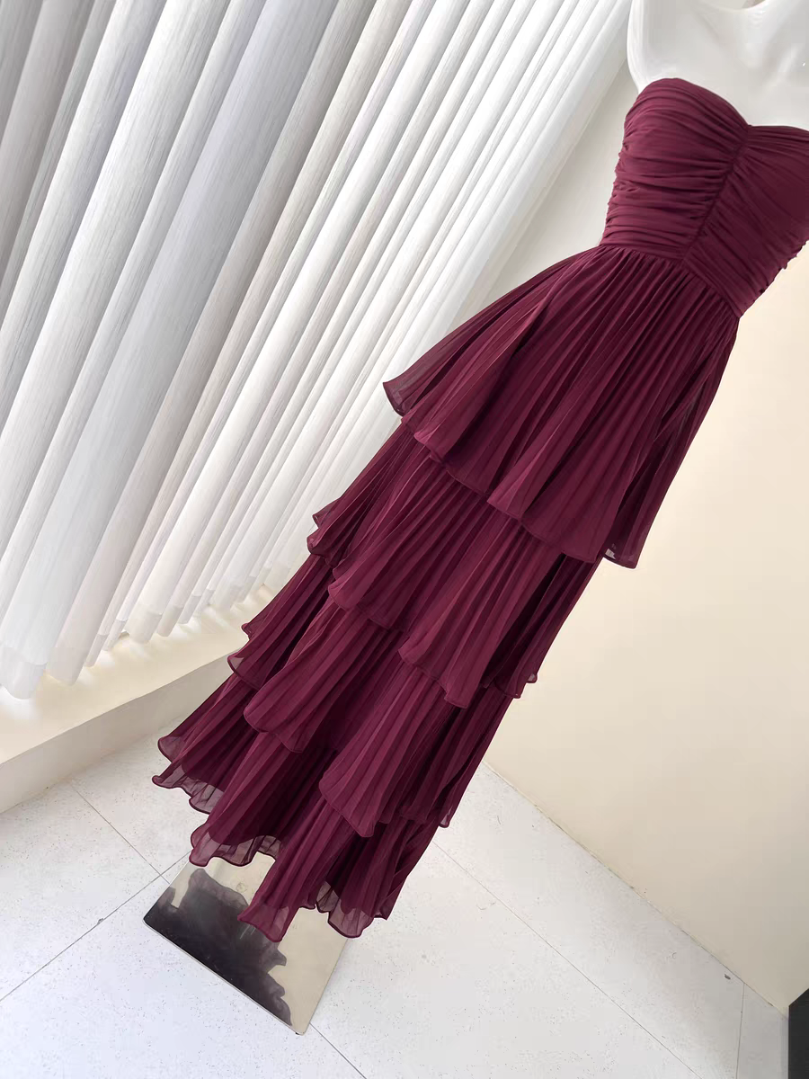 Robe de soirée longue plissée en mousseline de soie bordeaux sans bretelles J6734