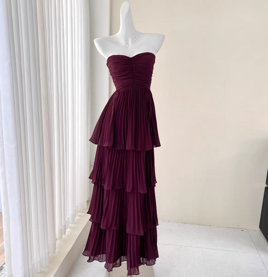 Burgunderrotes trägerloses Chiffon-Plissee-Stufen-Abendkleid J6734