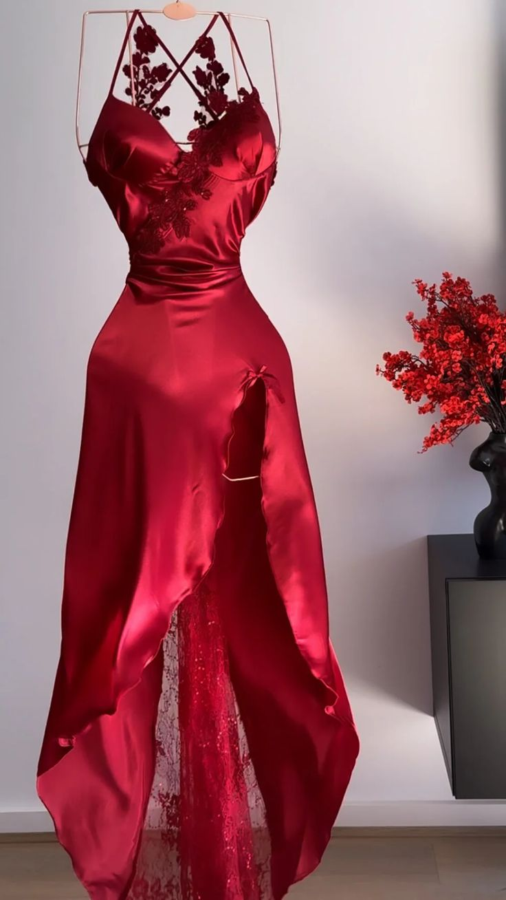 Robe de soirée longue en satin rouge coupe trapèze avec fente latérale J6735