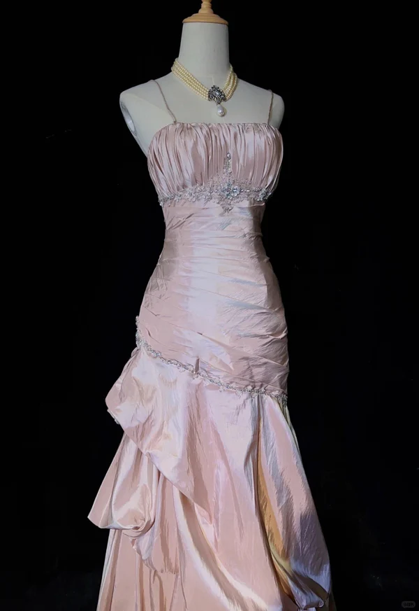 Robe de soirée sirène rose en satin et perles J6755