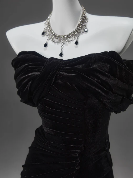 Schwarzes Meerjungfrau-Ballkleid aus schulterfreiem Samt, lang, J6759
