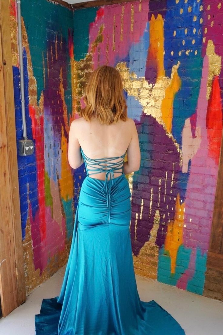 Robe de bal sirène en satin bleu froncé avec fente J6790