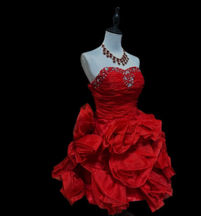 Robe de bal courte rouge bustier coupe trapèze ornée de perles J6824