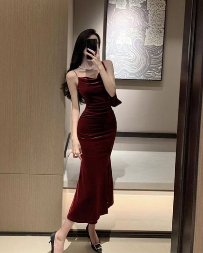 Burgunderrotes Meerjungfrau-Ballkleid mit Spaghettiträgern und Samt-Abendkleid J6895