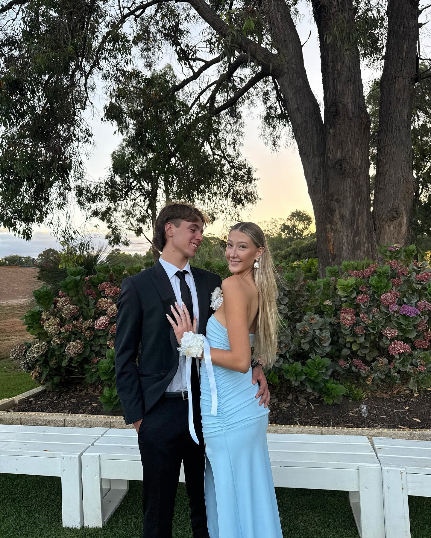 Trägerloses A-Linien-Ballkleid in Blau mit Schlitz, formelles Kleid J6917