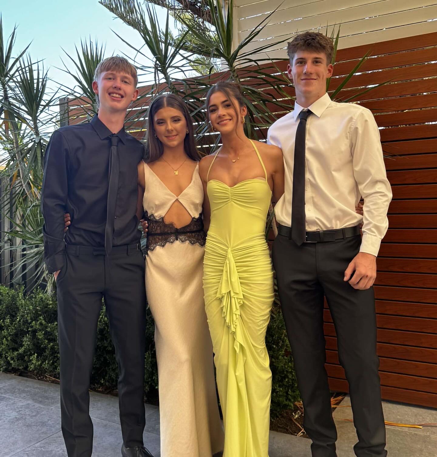 Robe fourreau de soirée à volants jaune J6932