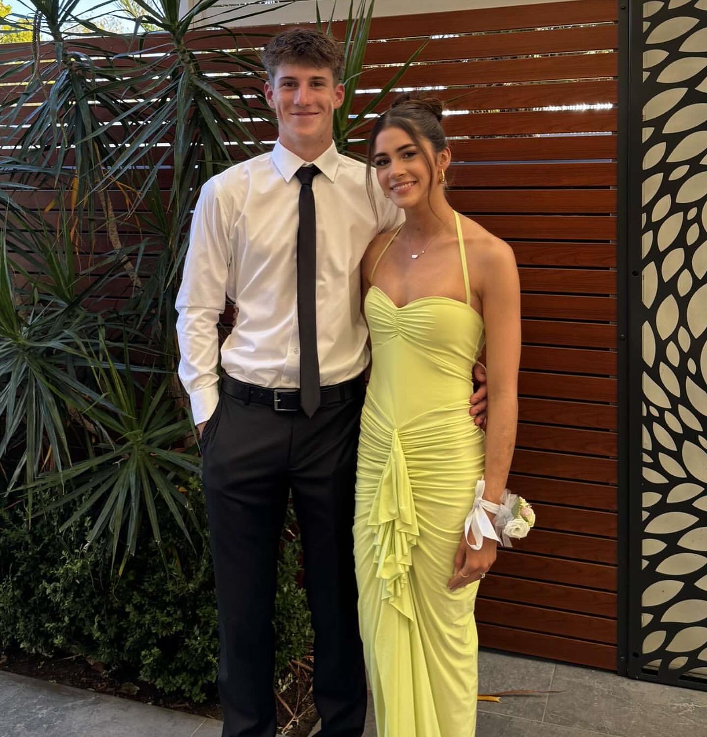 Robe fourreau de soirée à volants jaune J6932