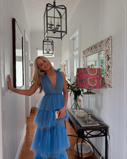 Blaues Ballkleid mit tiefem V-Ausschnitt und A-Linie, gestuftes Hochzeitsgastkleid J6935