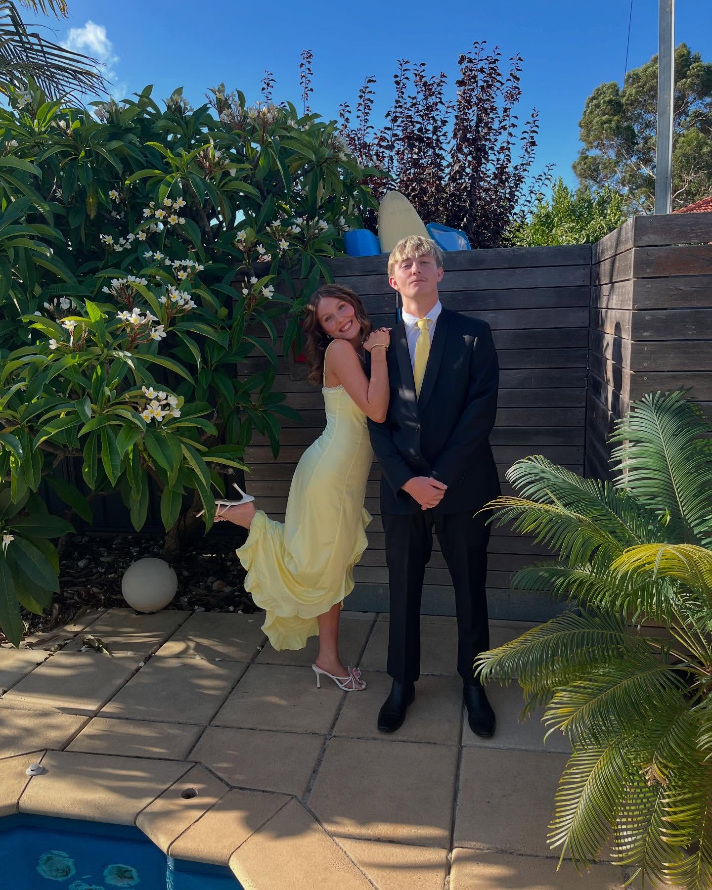 Gelbes Ballkleid mit Spaghettiträgern und Rüschen für Hochzeitsgäste J6939