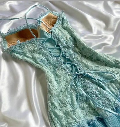 Robe d'anniversaire courte plissée en dentelle bleue à bretelles spaghetti J8388