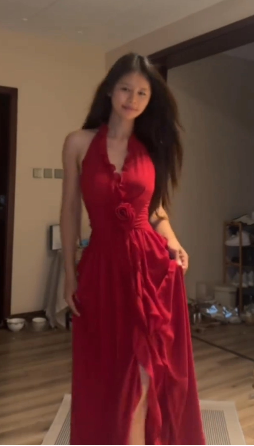 Robe de soirée rouge à col en V et volants, coupe trapèze, J7266
