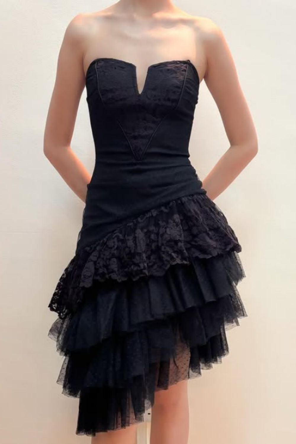 Schwarzes Spitzen-Homecoming-Kleid mit mehreren Lagen, kurzes Ballkleid J8479