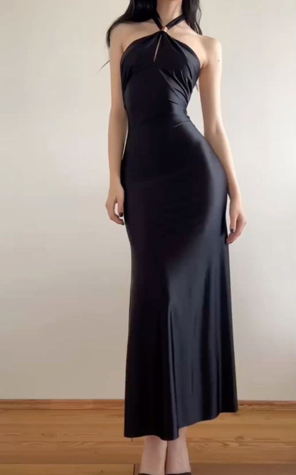 Robe de soirée élégante en satin noir à col licou et sirène J7845