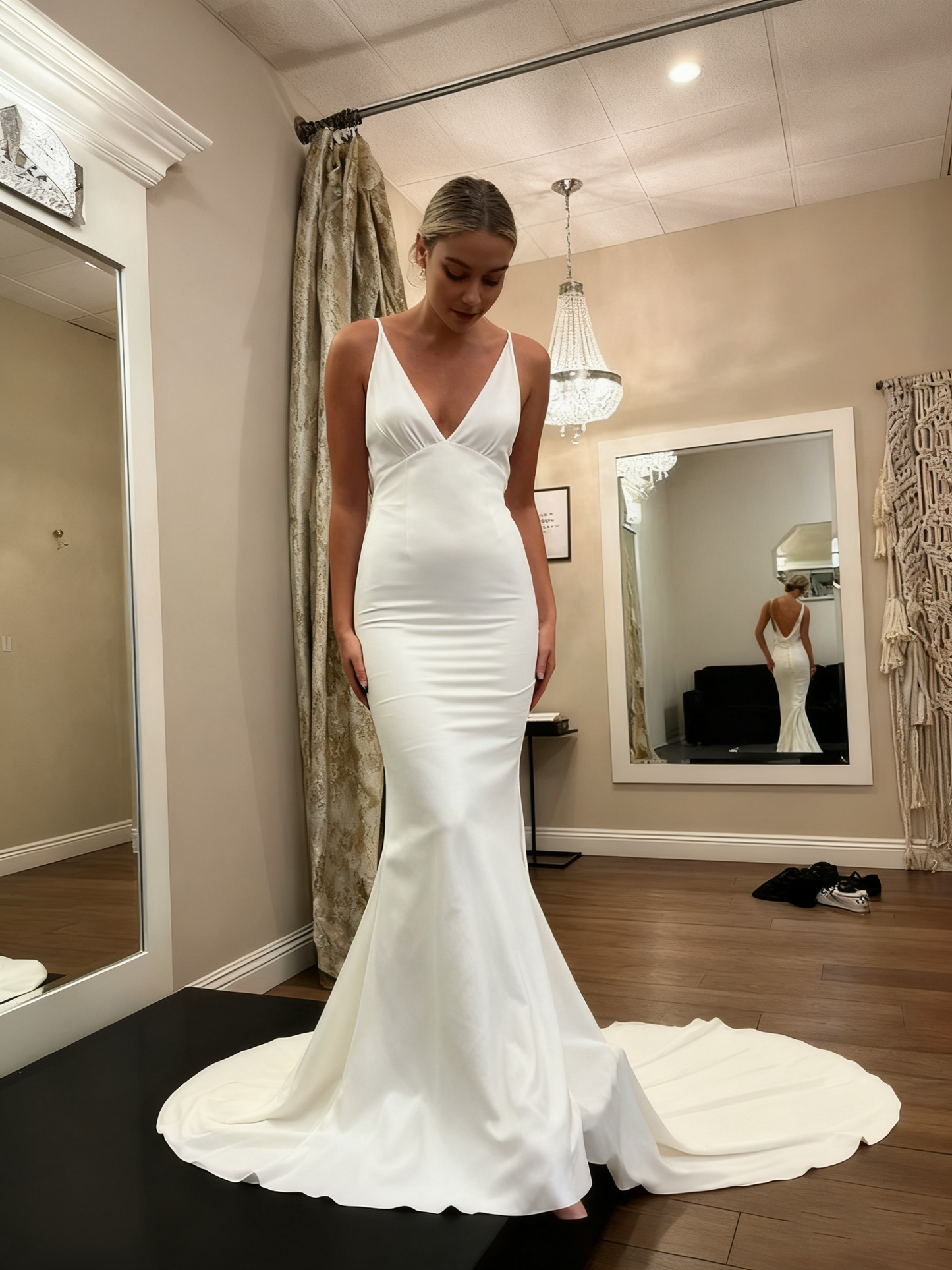 Robe de mariée sirène blanche à col en V et dos nu, bretelles spaghetti, J8825