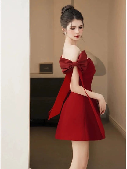Schulterfreies A-Linien-Kurzes rotes Homecoming-Kleid Geburtstagskleid J7310