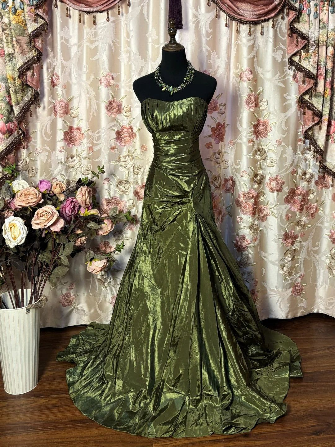 Mermaid Strapless Green Long Prom Dresses With Ruched J8190