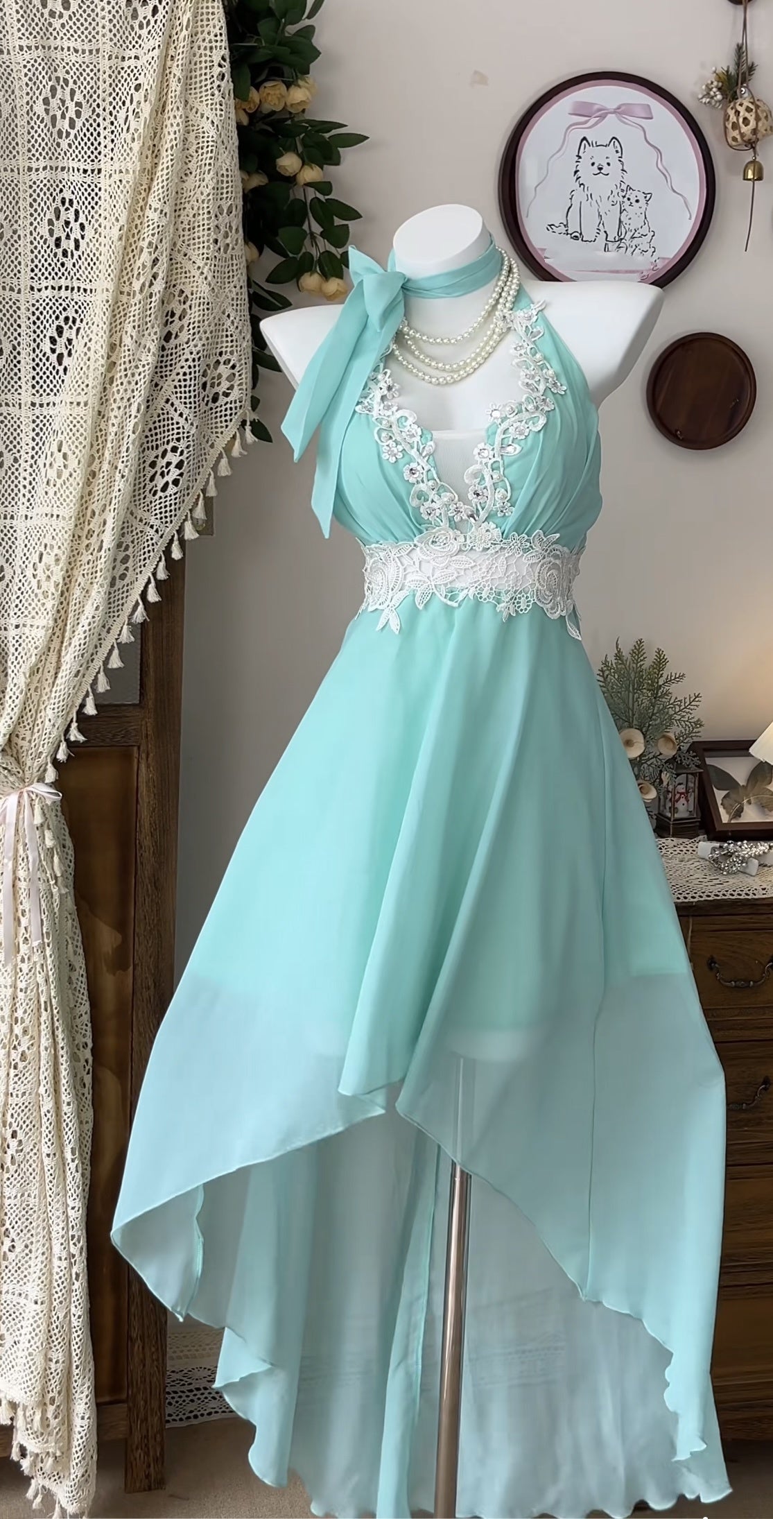 Robe de soirée trapèze en mousseline de soie avec appliques J7052