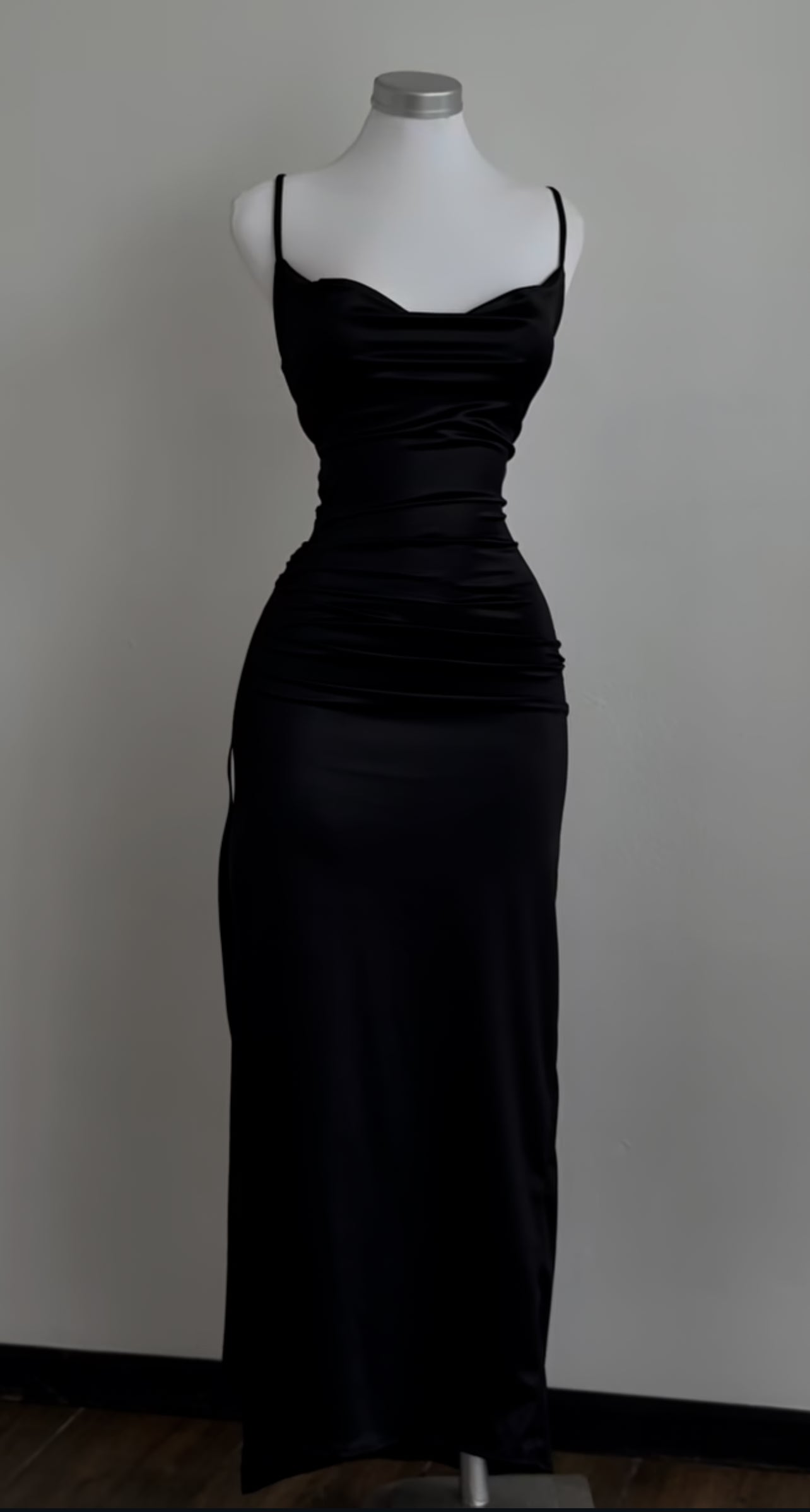 Robe de soirée longue en satin noir à bretelles spaghetti J8594