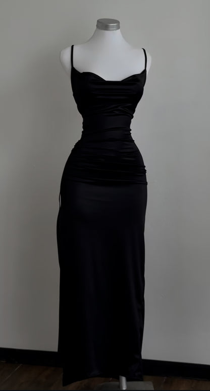 Robe de soirée longue en satin noir à bretelles spaghetti J8594