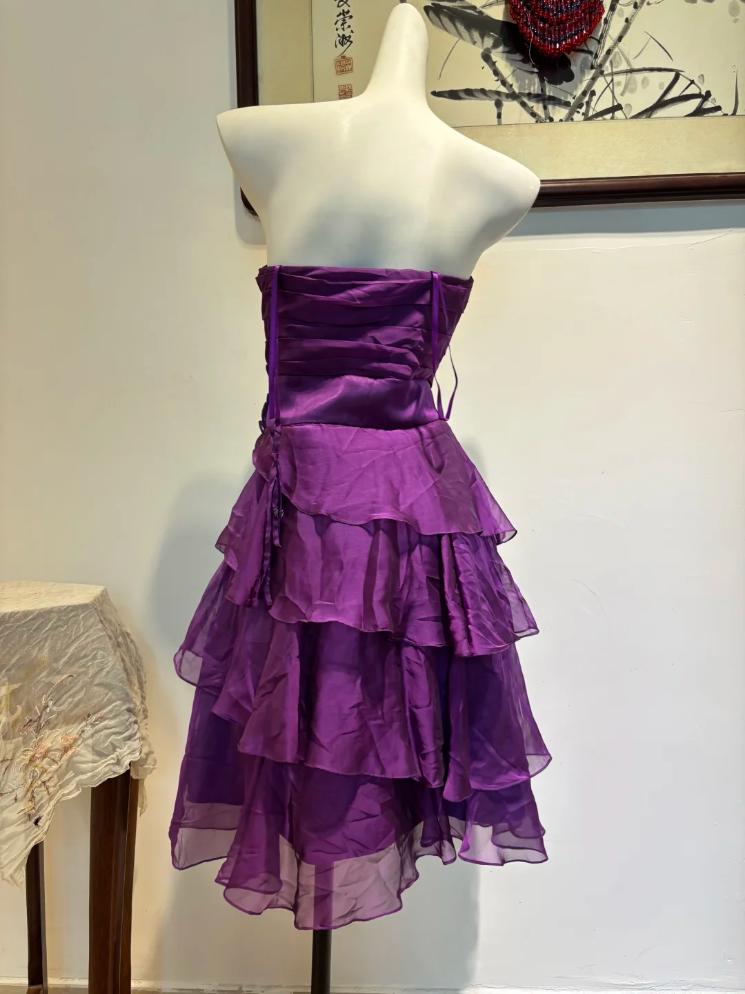 Trägerloses lila mehrlagiges Homecoming-Kleid, formelles Partykleid J8462