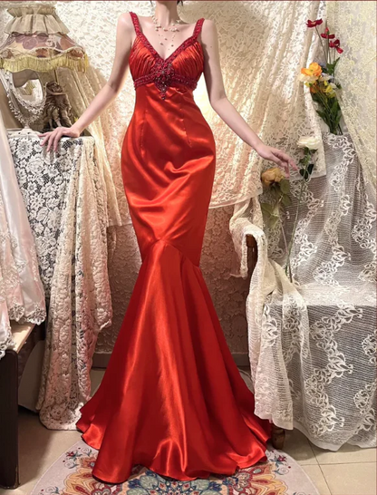 Robe de soirée longue en satin rouge à col en V et perles, style sirène, J8779