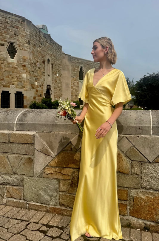 Robe de soirée en satin jaune à col en V J7185