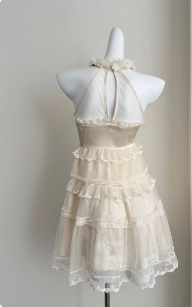 Robe de soirée en dentelle avec col licou et jupe d'anniversaire J7550
