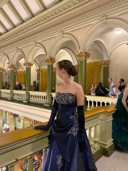 Trägerloses, langes Ballkleid in A-Linie mit Perlen in Marineblau J8316