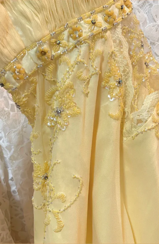 Robe de bal longue jaune en mousseline de soie et dentelle perlée à volants J8774