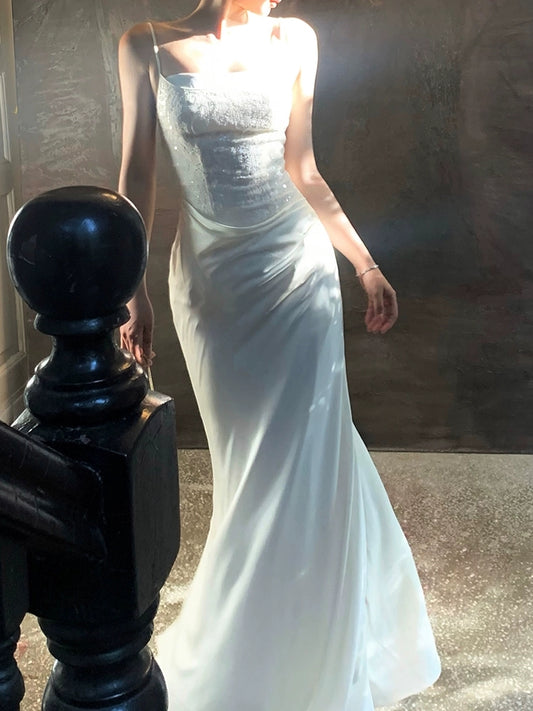 Robe de bal longue blanche à paillettes et bretelles spaghetti J8611