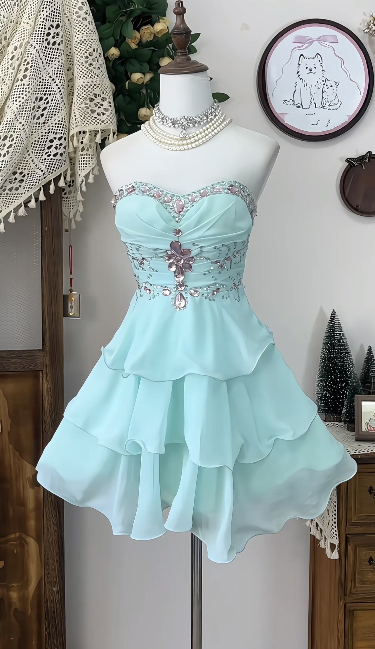 Robe de soirée courte bleue bustier coupe trapèze ornée de perles J7059