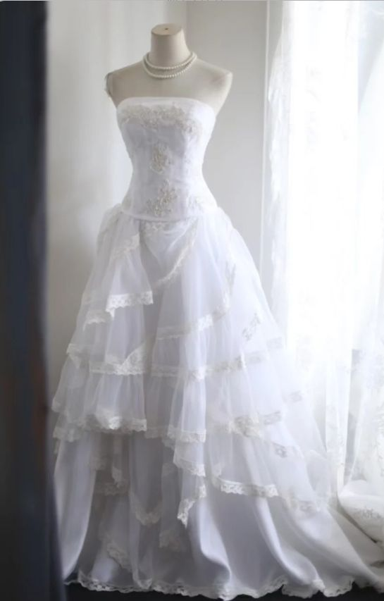 Prinzessin Lagen Spitze A-Linie Brautkleid Trägerloses Brautkleid J8399