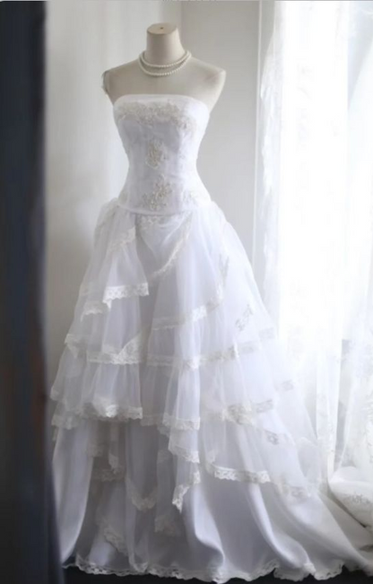 Prinzessin Lagen Spitze A-Linie Brautkleid Trägerloses Brautkleid J8399