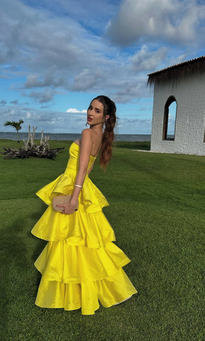 Trägerloses A-Linien-Ballkleid in Gelb, gestuftes Brautkleid J7316