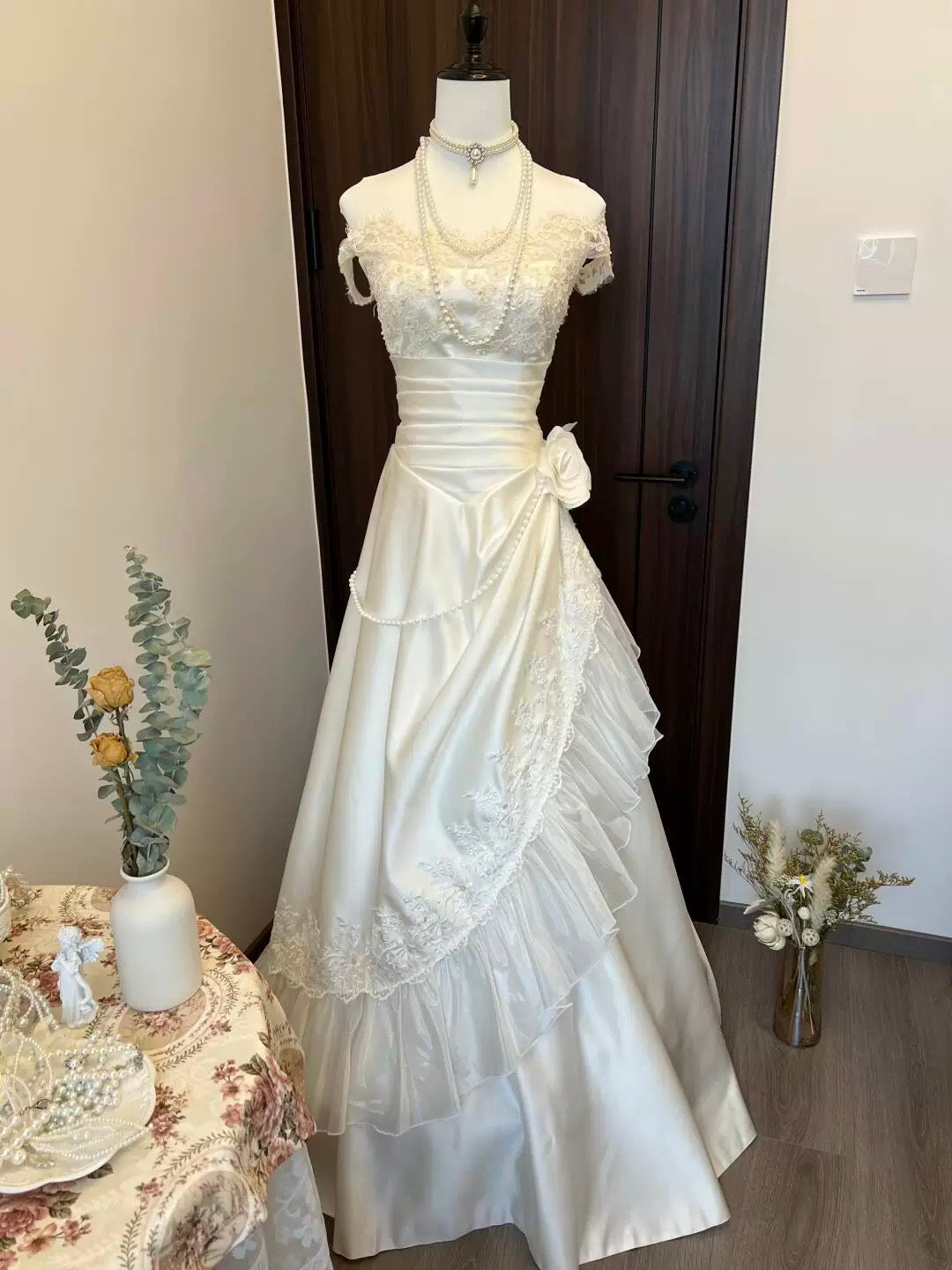 Off Shoulder A Line White Wedding Dress Applique Bridal Dress J7725