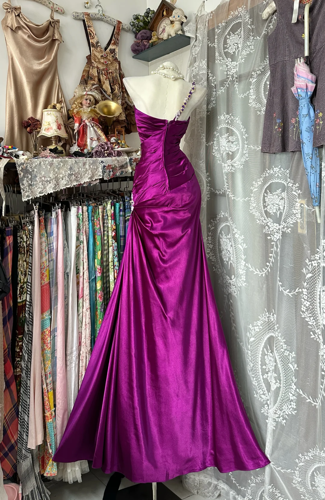 Robe de soirée longue sirène fuchsia en satin J8811