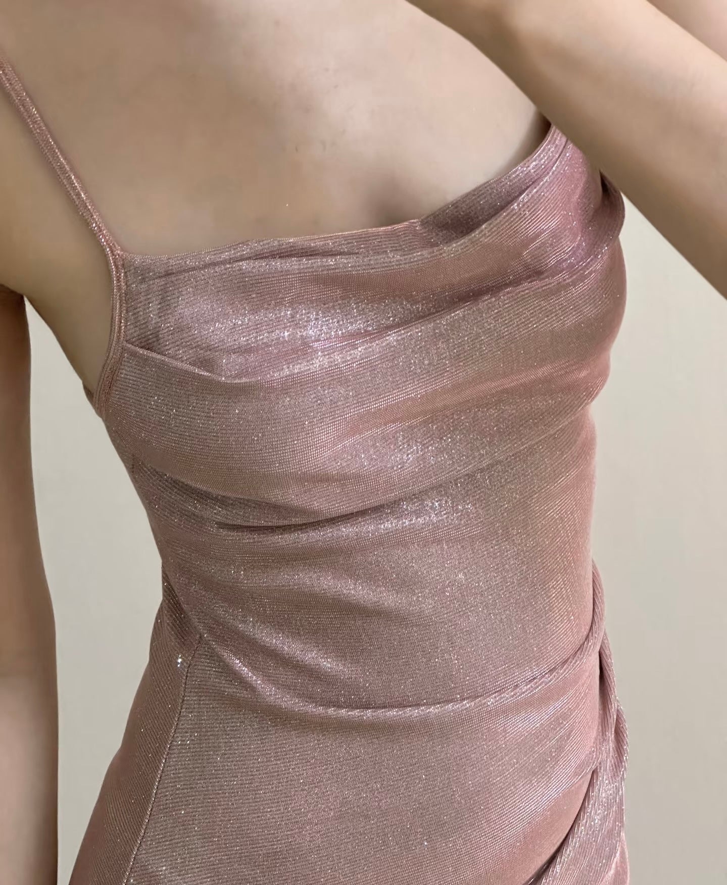 Robe de soirée sirène rose à bretelles spaghetti et brillante J7726
