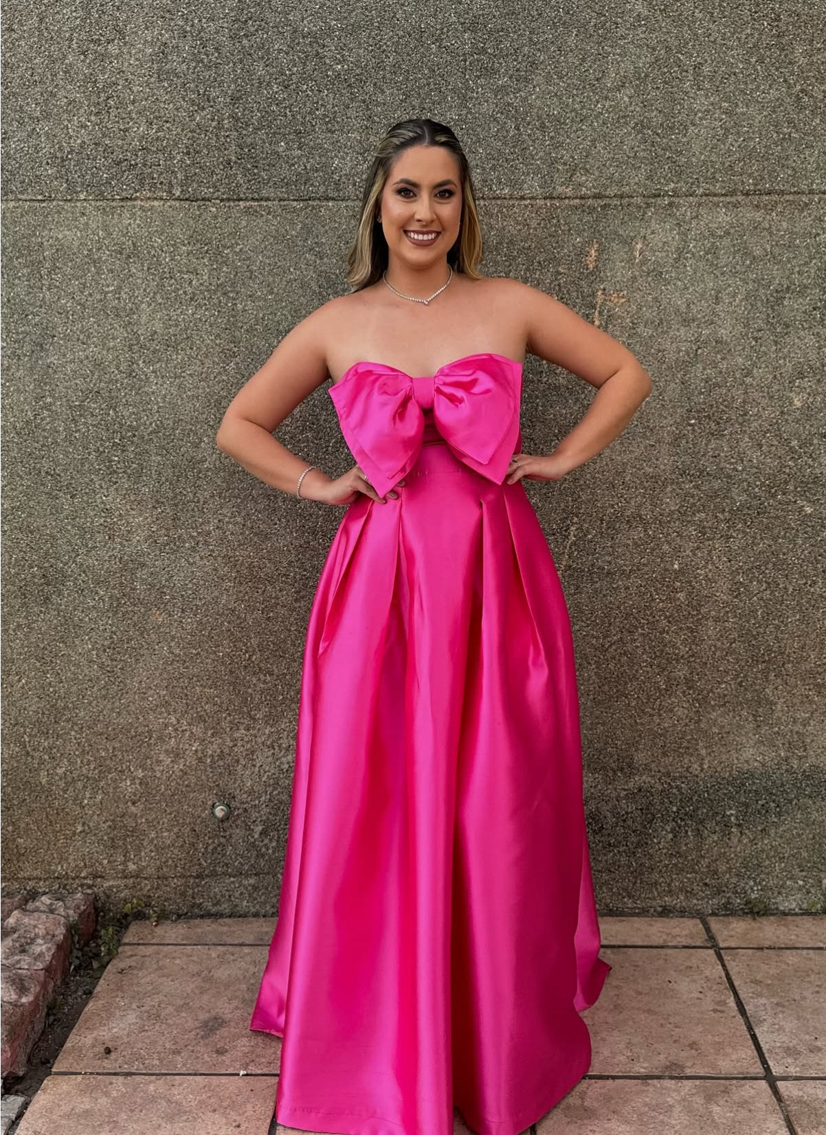 Robe de bal trapèze rose vif en satin avec nœud papillon et robe d'invitée de mariage J7811
