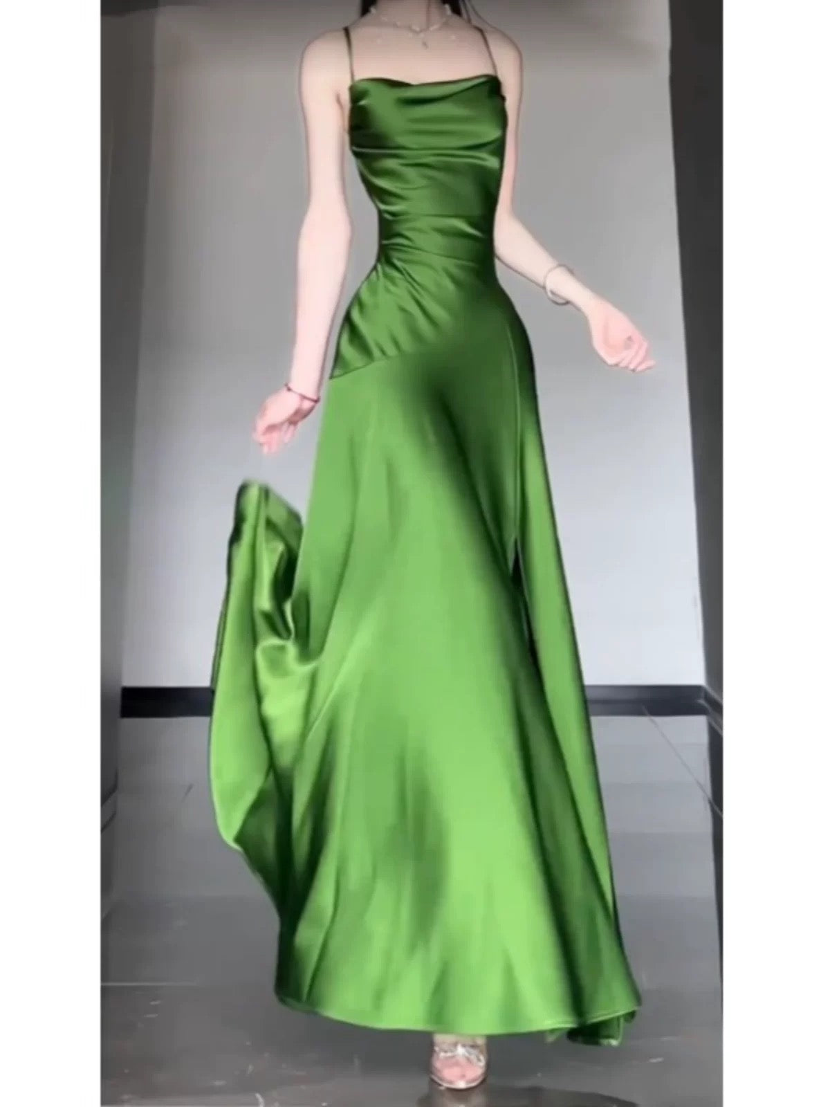 Robe de soirée formelle en satin vert à col licou J7299