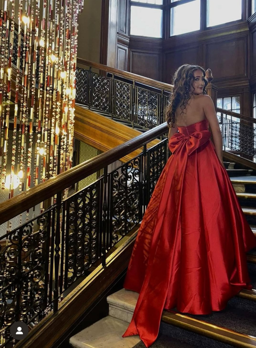 Robe de bal longue rouge bustier coupe trapèze avec nœud papillon, robe d'anniversaire rouge J7855