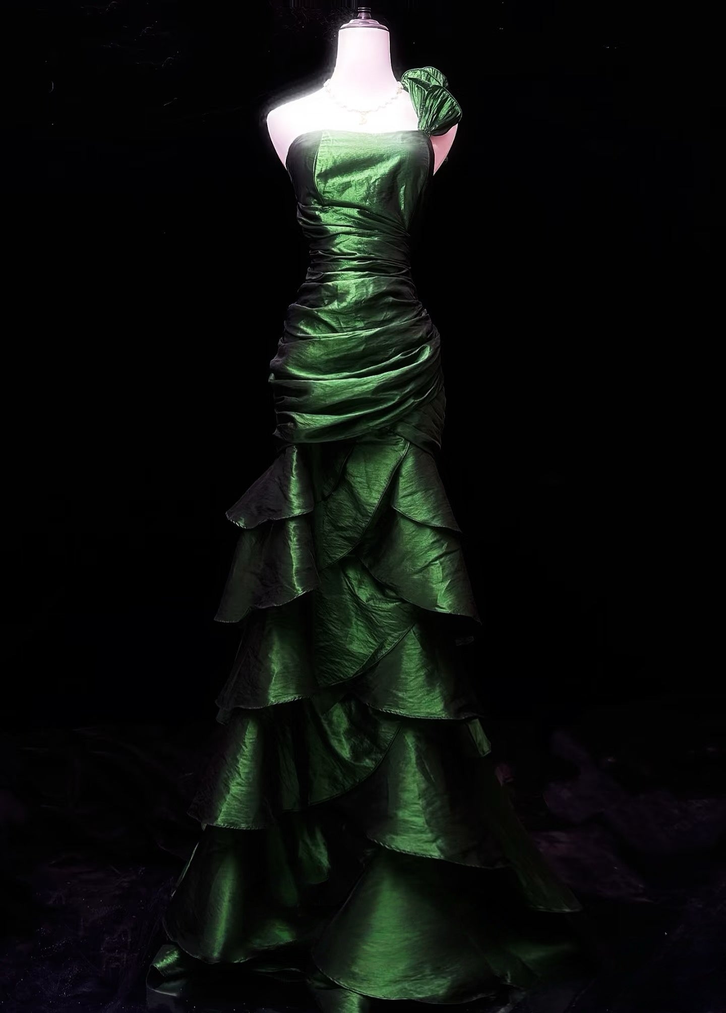 Robe de soirée longue en satin vert asymétrique à volants J7990
