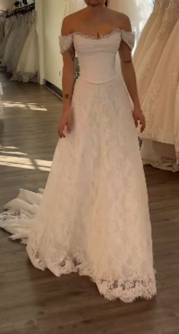 Robe de mariée élégante en dentelle à épaules dénudées J8176