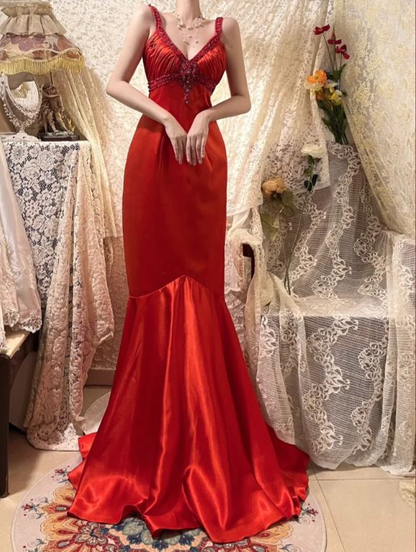 Robe de bal longue élégante en satin rouge à col en V et perles J7557