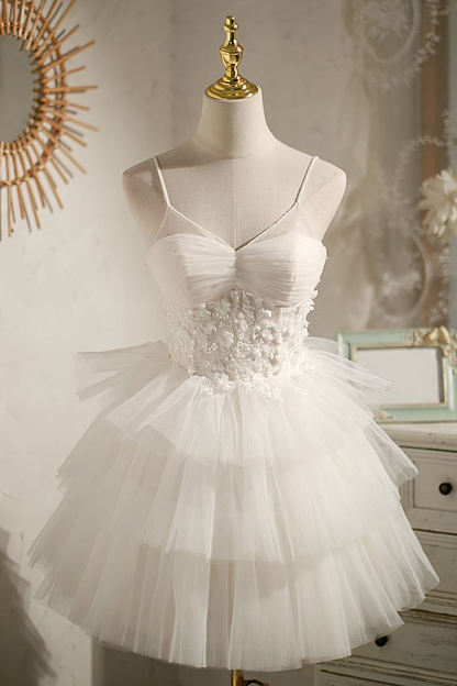Elfenbeinfarbenes Mini-Heimkehrkleid mit Spaghettiträgern und Applikationen J7632